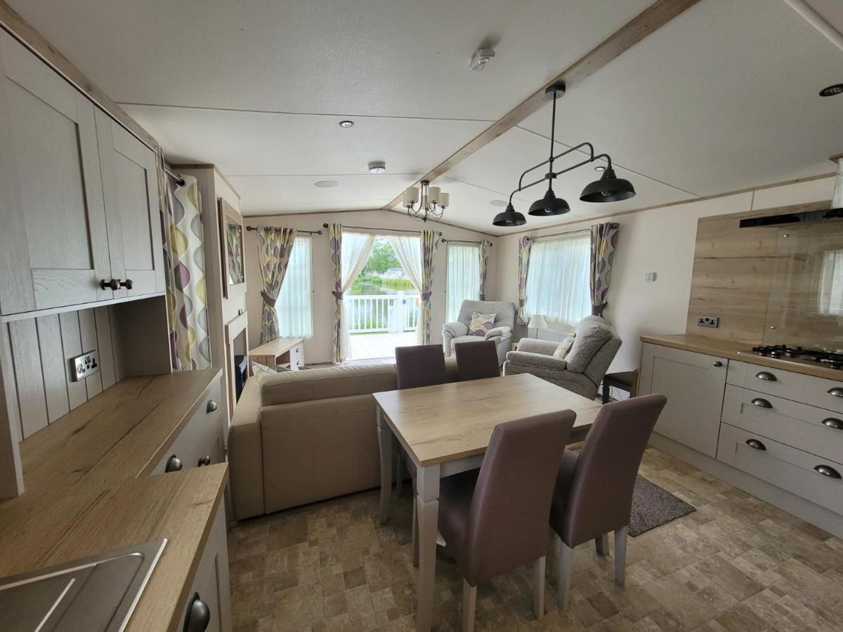 Lakeside Cotswold Holiday Home Cirencester Exterior foto