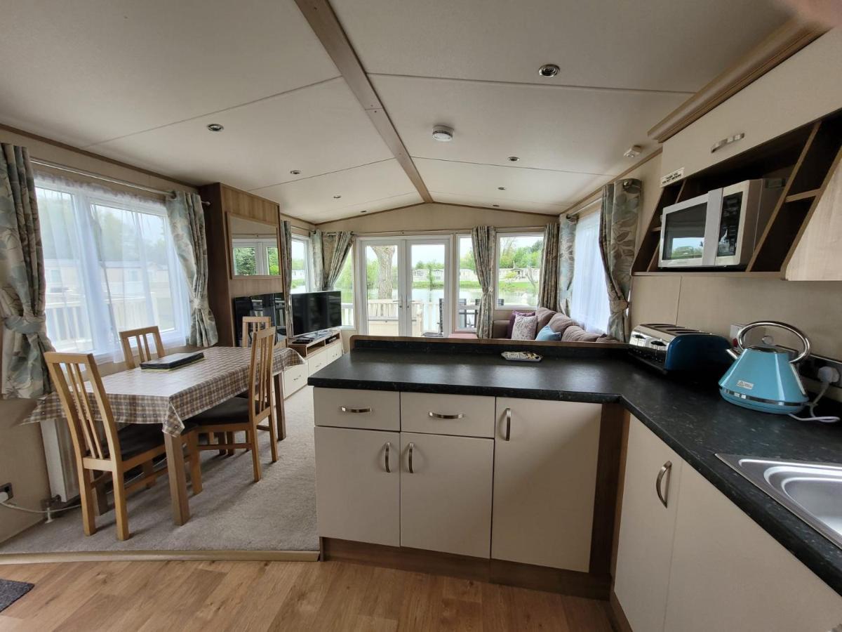 Lakeside Cotswold Holiday Home Cirencester Exterior foto
