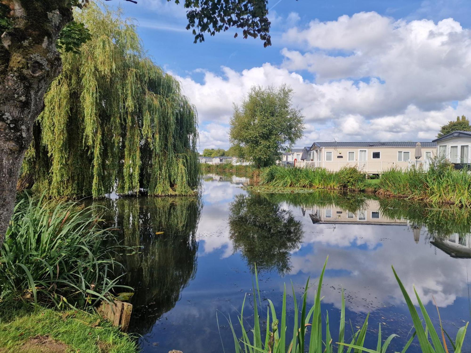 Lakeside Cotswold Holiday Home Cirencester Exterior foto
